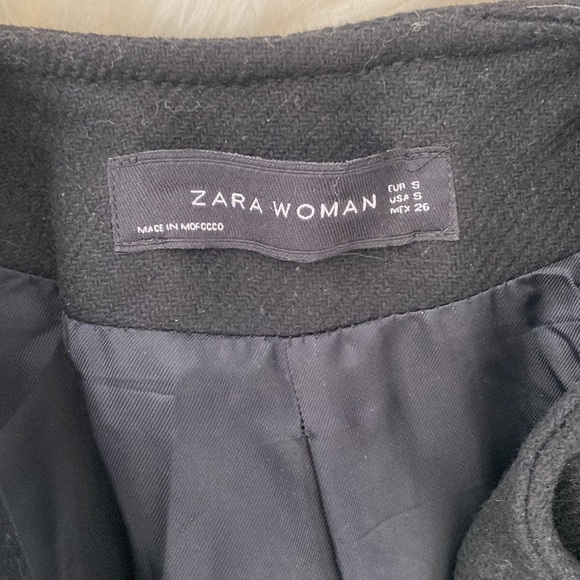 Women’s wool coat gently worn still in great condition. Black with gold Zippers. - Picture 4 of 8